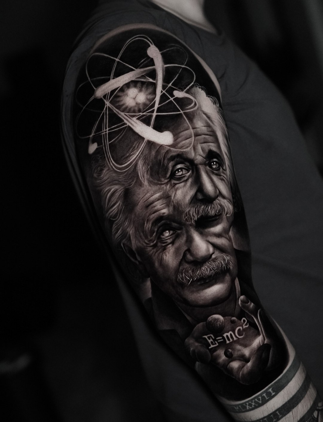Tatuaje realista de Albert Einstein en black and grey