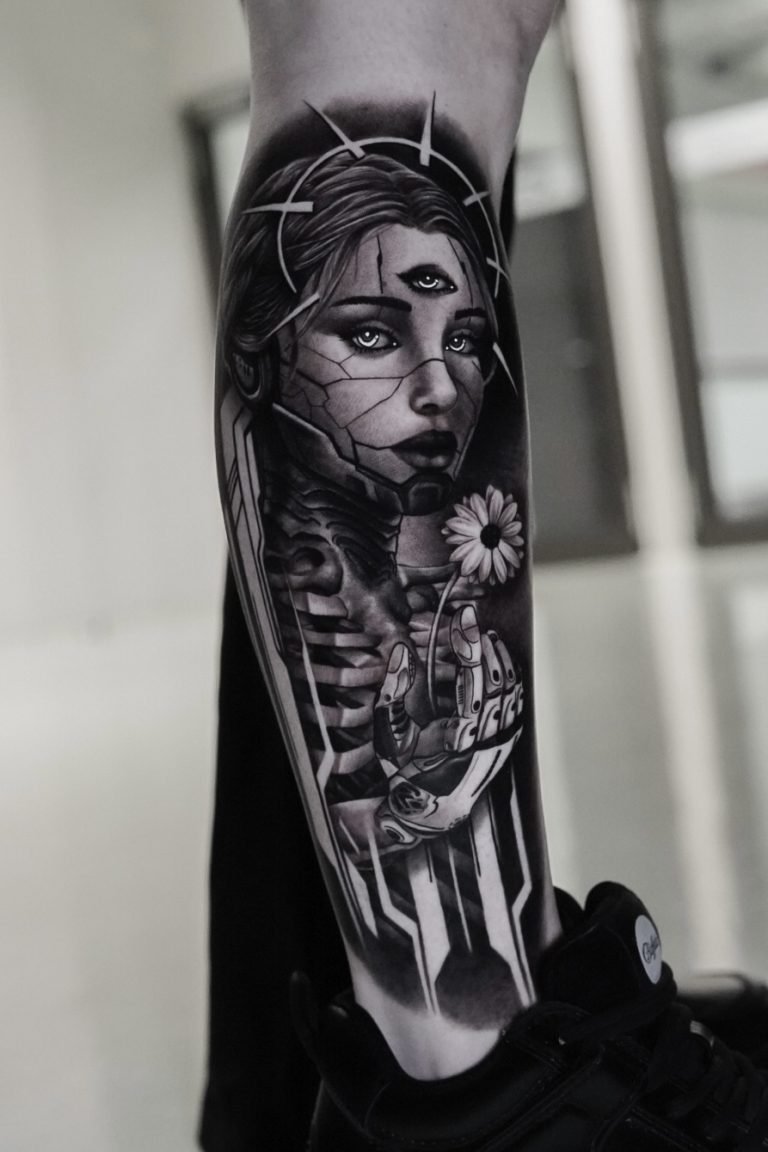 Tatuaje surrealista de mujer cibernética con flor