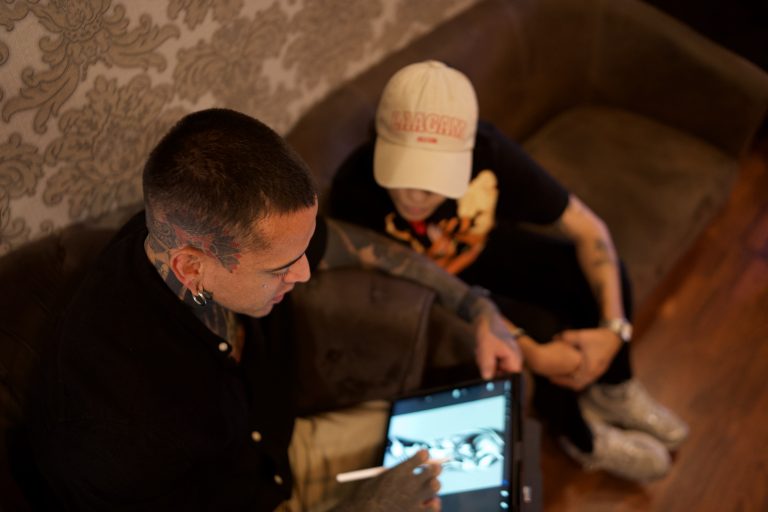Cris Monroy en consulta, diseñando una manga (brazo completo) en Barcelona.