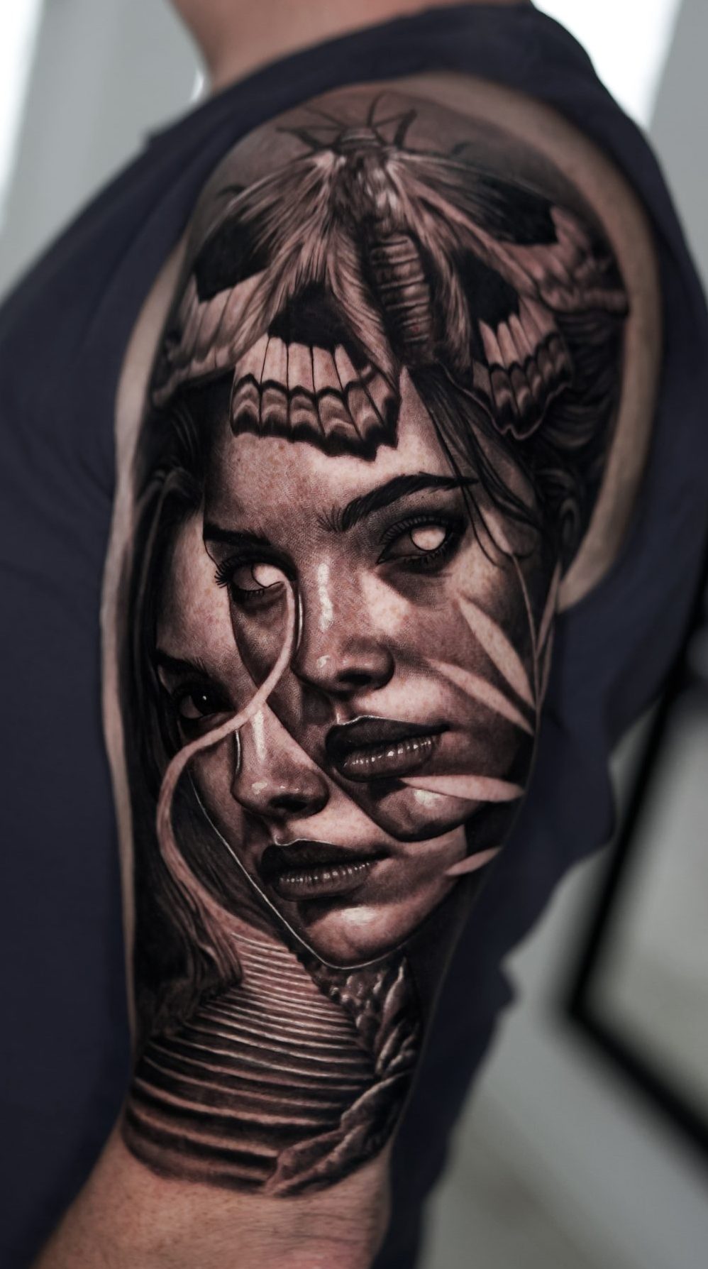Metamorfosis Tatuaje surrealista de doble rostro femenino y polilla