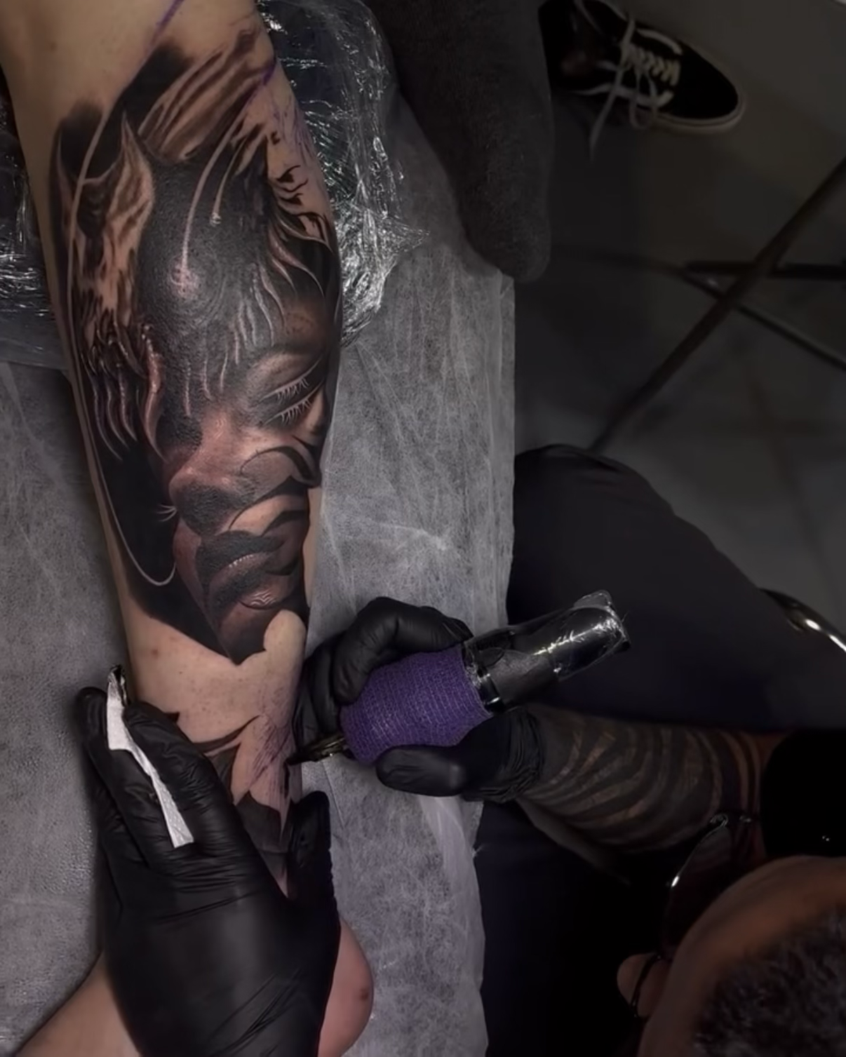 Cris Monroy realizando un tatuaje de realismo black and grey en Graumfest Granada Tattoo Expo 2024