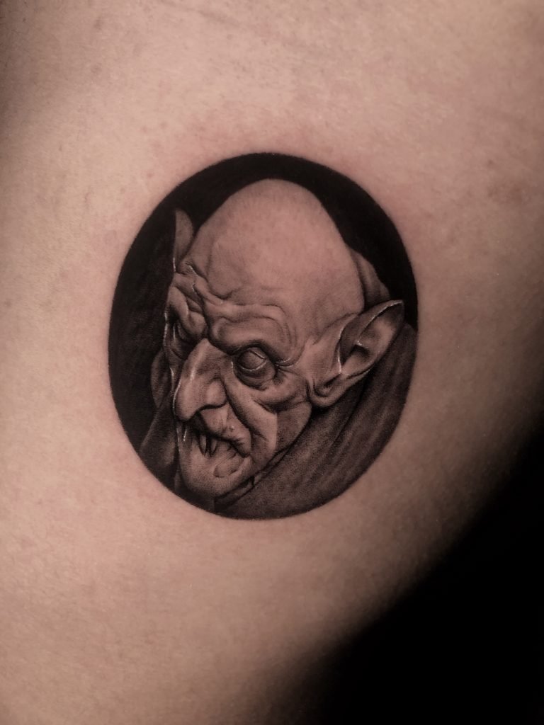Tatuaje realista de Nosferatu en costillas, ganador del primer lugar Small Tattoo en Cali Tattoo Festival 2019