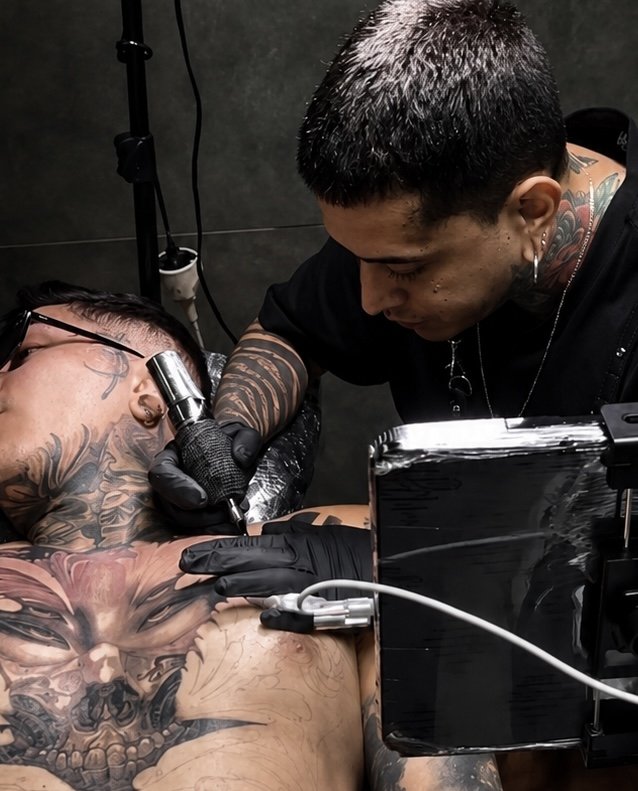 Cris Monroy tatuando el proyecto Dualidad de realismo Black & Grey