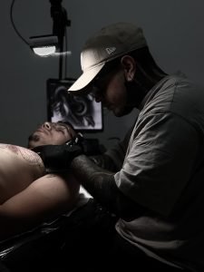 tatuador de realismo en barcelona tatuando un proyecto de realismo en blanco y negro