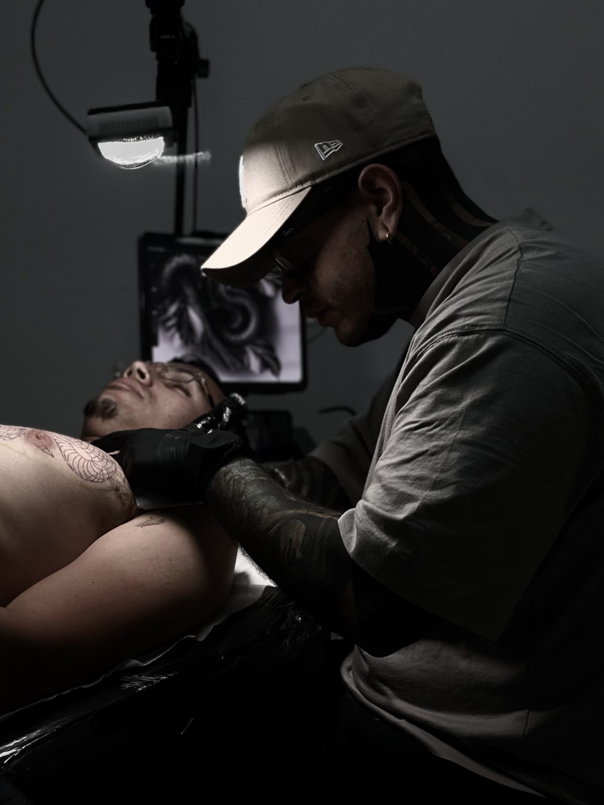 tatuador de realismo en barcelona tatuando un proyecto de realismo en blanco y negro