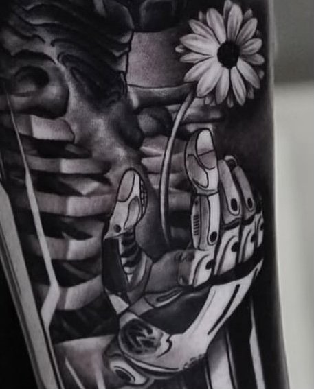Detalle de mano robótica y flor del tatuaje Cyber Girl