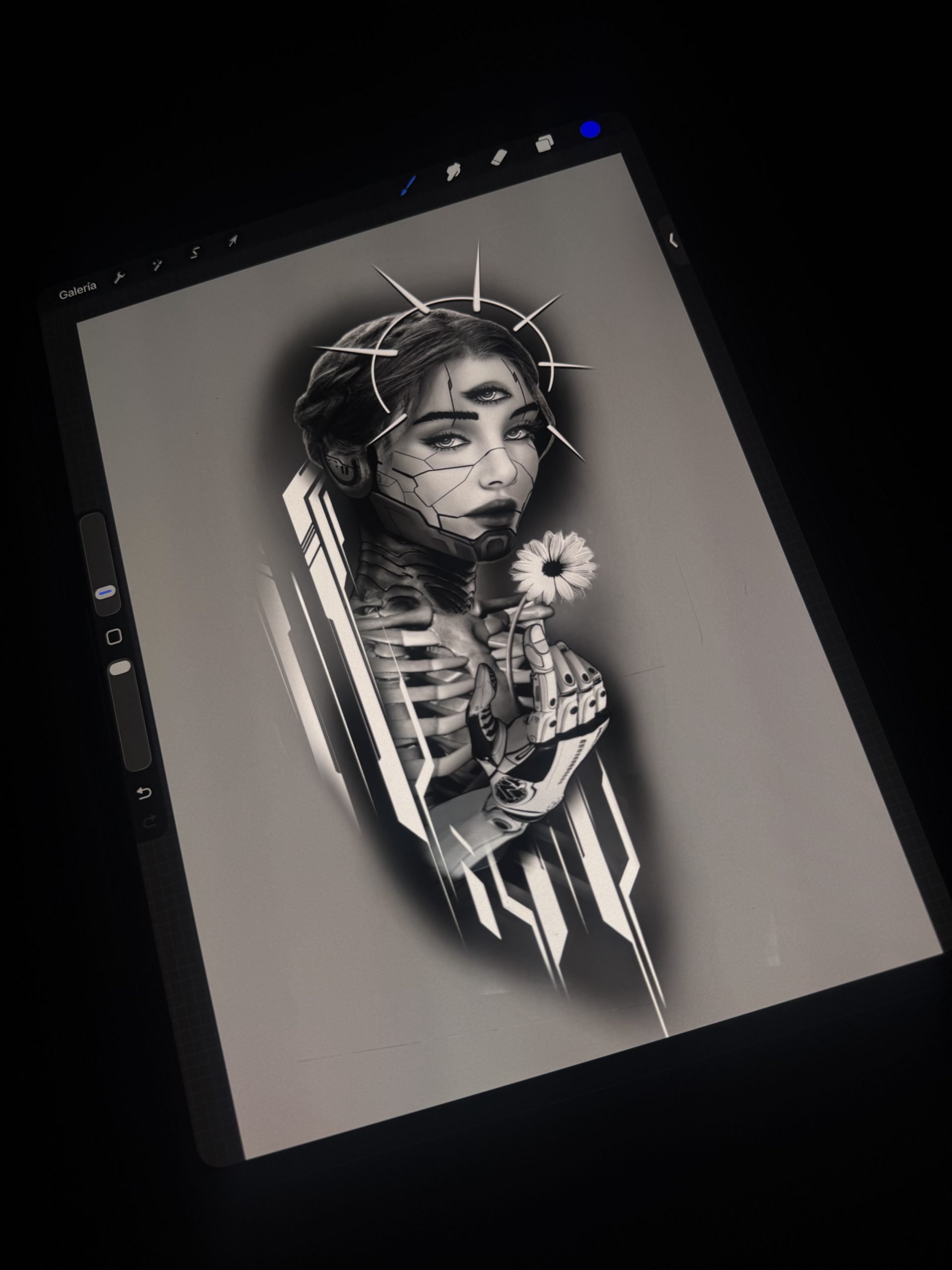 Diseño Cyber Girl completo en la pierna realizado en Black & Grey