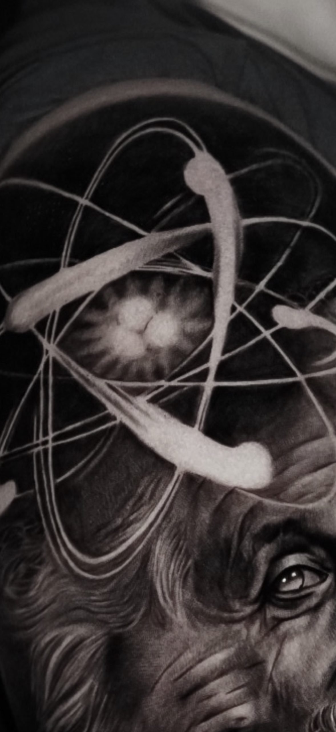 Detalle del átomo en la parte superior del tatuaje de Albert Einstein en Black & Grey.