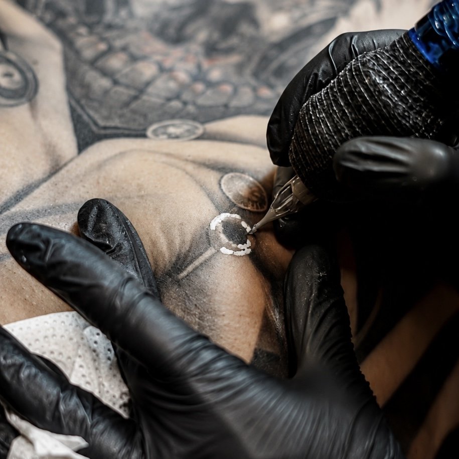 Cris Monroy trabajando los detalles del proyecto Dualidad en el torso