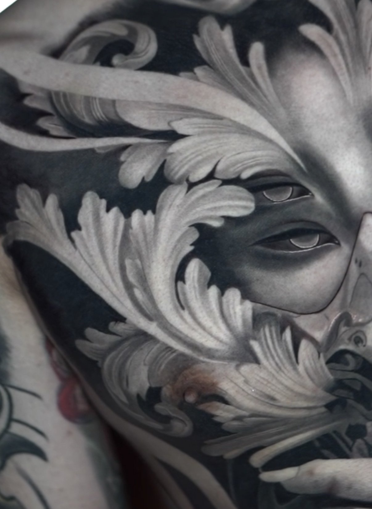 Detalle del rostro y los ojos del tatuaje Dualidad en realismo Black & Grey