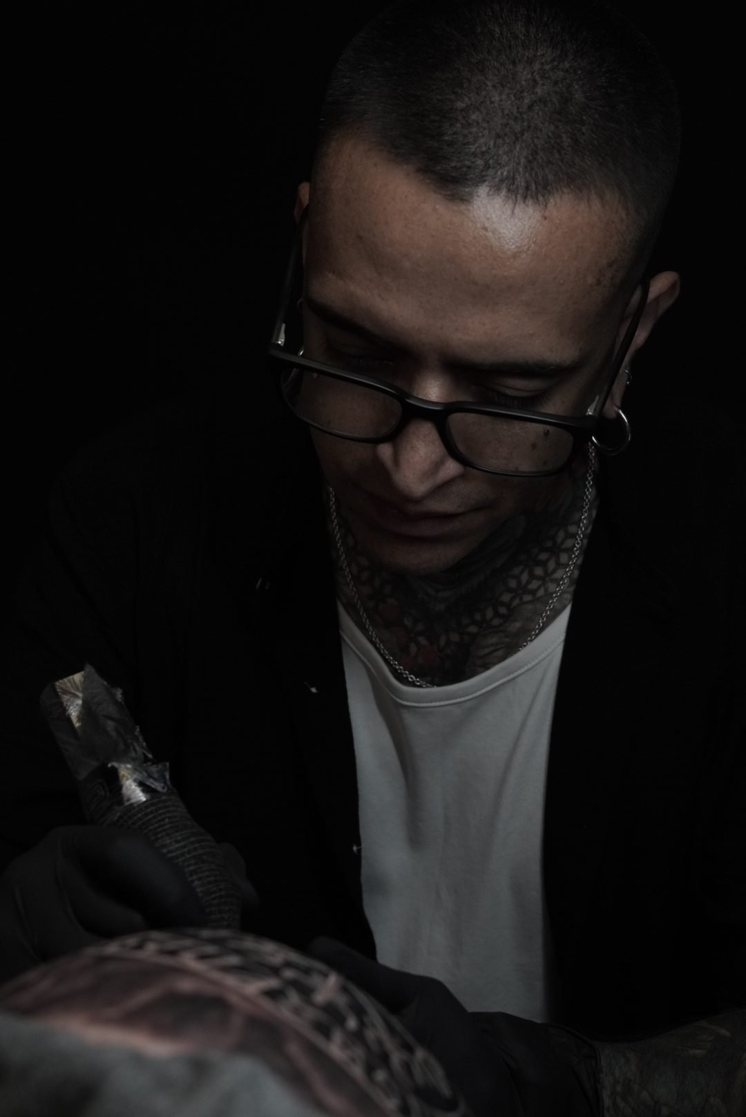 Cris Monroy trabajando durante una de las sesiones del tatuaje Relatividad realizado en Alemania.