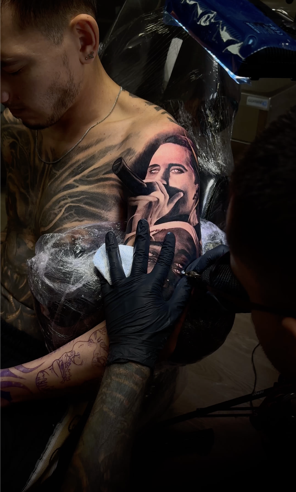 Cris Monroy trabajando uno de los retratos durante una sesión del proyecto Voces que dejaron huella.