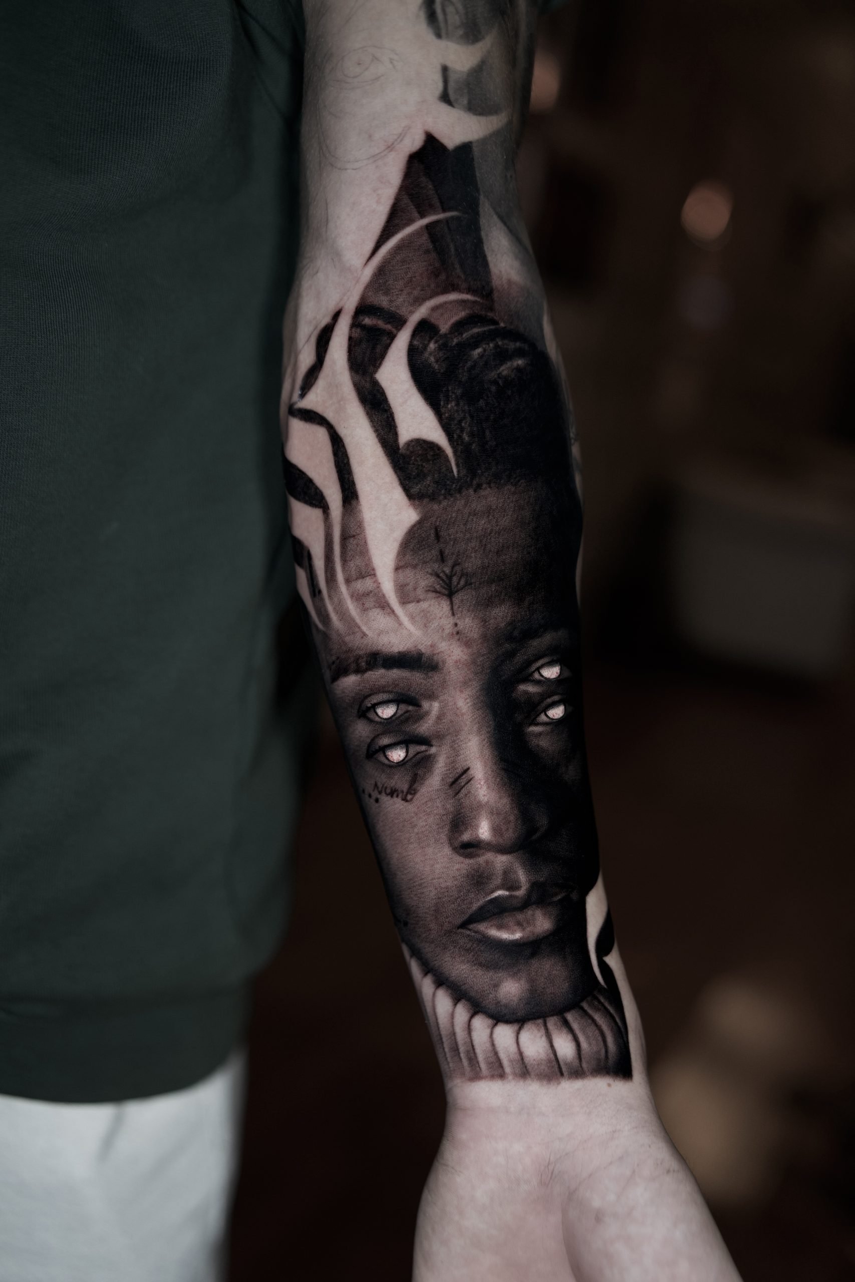 Retrato realista integrado en el antebrazo como parte del proyecto Voces que dejaron huella.